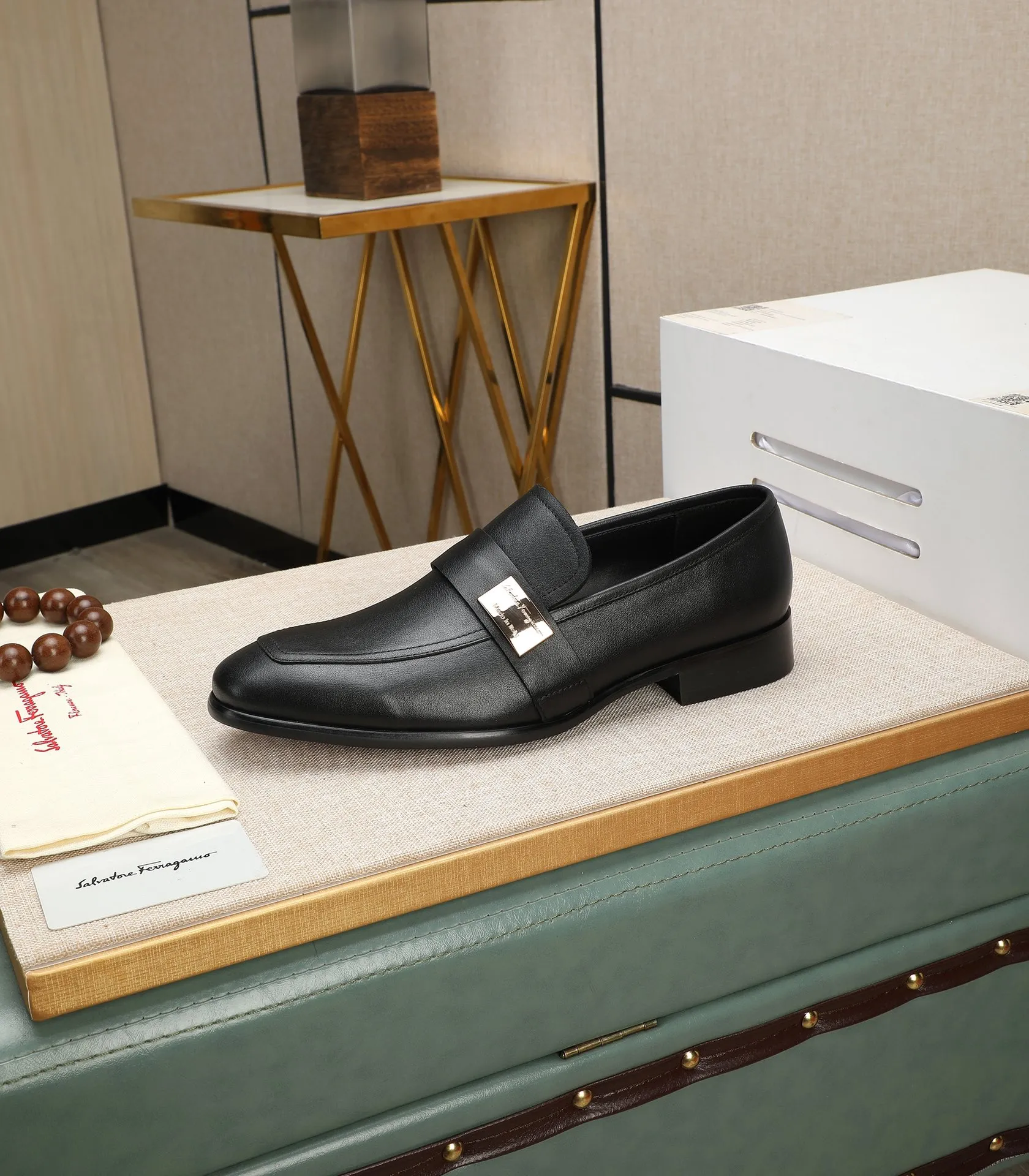 Men's shoes 💰540📛📛(water-dyed cowhide) Salvatore Ferragamo high-end (Salvatore Ferragamo) is the world's top luxury footwear brand. It comes from the fashion kingdom of Italy and is famous all over the world for its traditional handmade design and novel styles...🚶🏻🚶🏻New suit shoes are available simultaneously at the counter. This model is purely handmade. The fabric is imported from Italy's original first-layer cowhide. Soft water-dyed cowhide lining. Original authentic outsole🌀🌀Size: 38➖44 (45 customized)